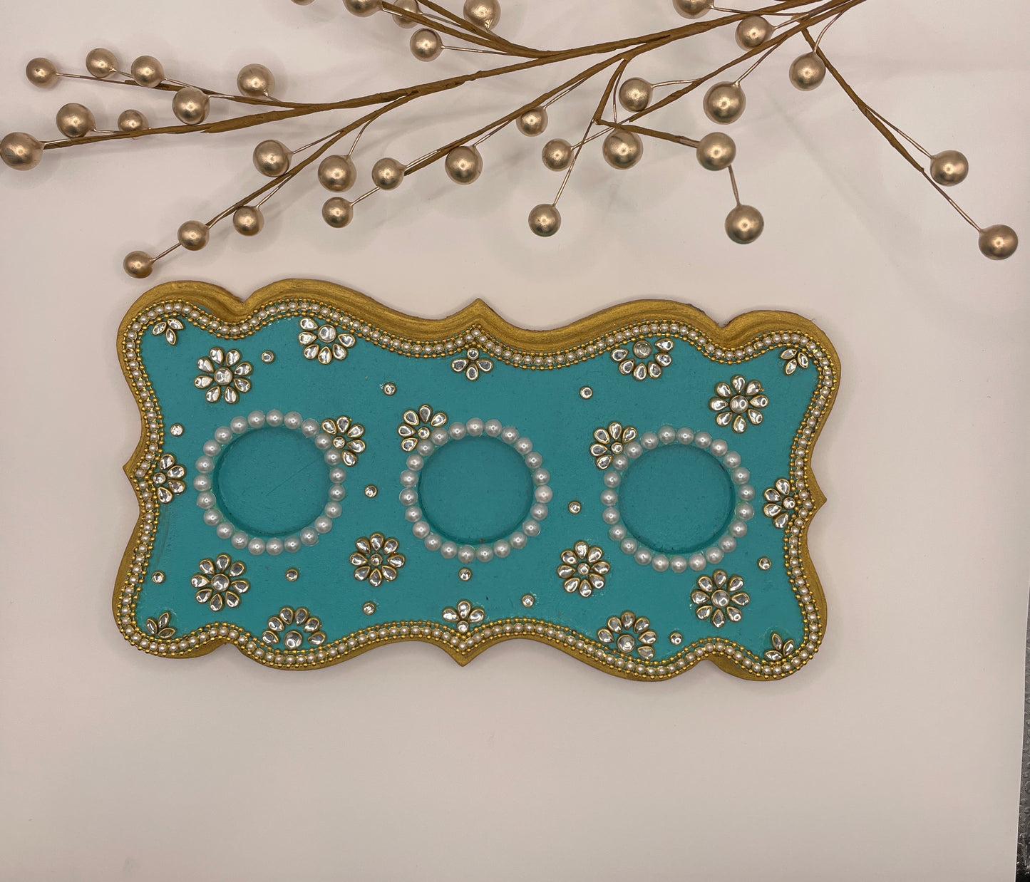Table decor with pearls and beads for festive look